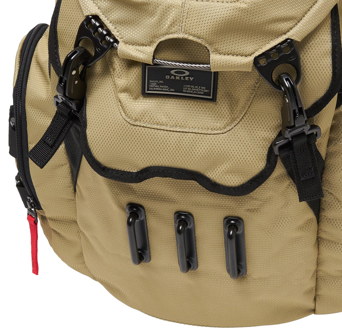 Oakley Bathroom Sink 21L Backpack - Pebble – sole view